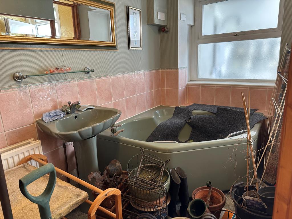 Lot: 145 - ONE-BEDROOM GARDEN FLAT FOR IMPROVEMENT - Glazed Bathroom located in hallway